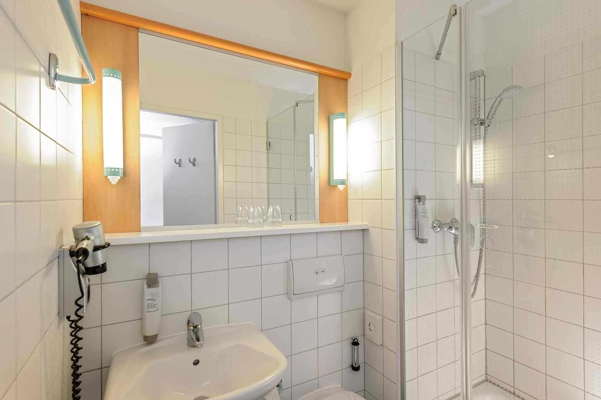Ibis Rostock Am Stadthafen Ngoại thất bức ảnh